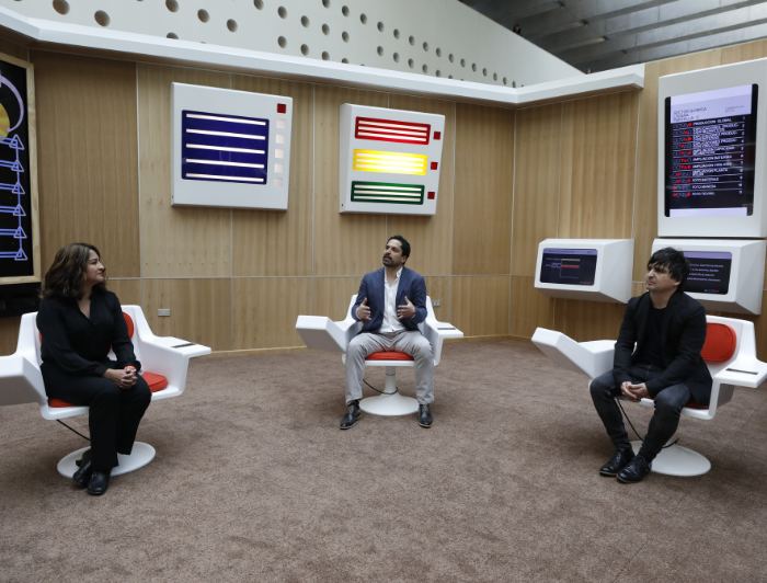 From left to right: Professors Eden Medina, Hugo Palmarola and Pedro Alonso sitting in the reconstruction of the Cybersyn room having a conversation