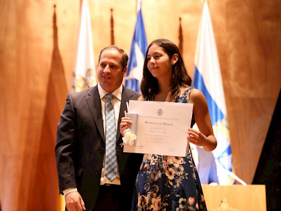 Estudiante recibiendo diploma