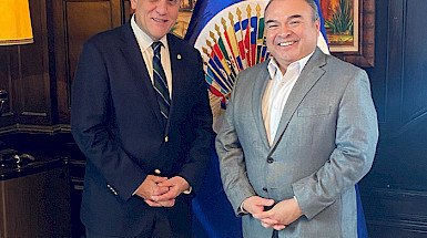 Rector Ignacio Sánchez con secretario general adjunto de OEA