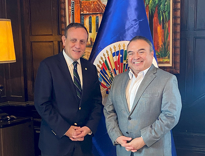 Rector Ignacio Sánchez con secretario general adjunto de OEA