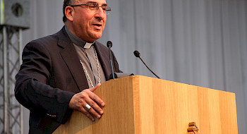 El sacerdote Fernando Chomalí en un podio.
