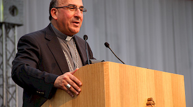 El sacerdote Fernando Chomalí en un podio.