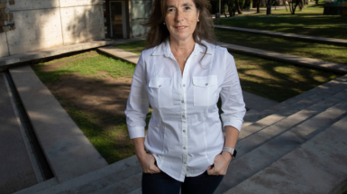 Mujer con camisa blanca de pie