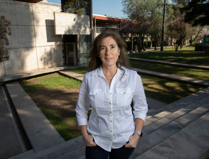 Mujer con camisa blanca de pie