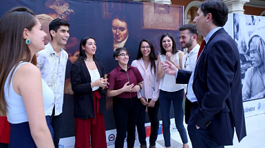 Estudiantes durante exposición en Casa Central