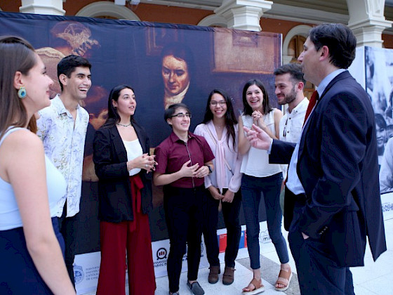 Estudiantes durante exposición en Casa Central