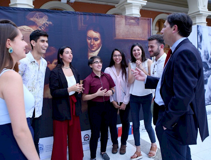 Estudiantes durante exposición en Casa Central