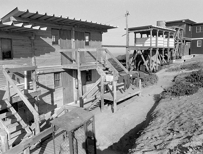 Fotografía en blanco y negro que muestra las primeras instalaciones de la ECIM