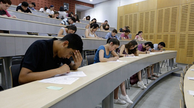 Estudiantes rindiendo examen en sala de clases