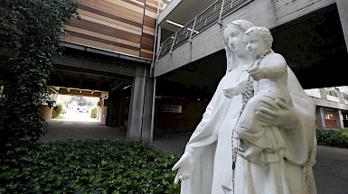 estatua de la Virgen María blanca