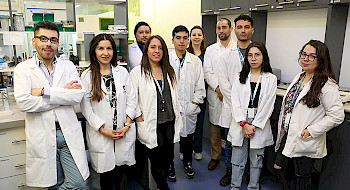 Equipo de investigadores de la empresa Environ en un laboratorio