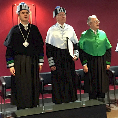 Rector UPAEP, Emilio Baños (izquierda), profesor Rafael Vicuña, y el presidente de la Junta Directiva de la UPAEP, Juan José Rodríguez,  en la Ceremonia de Investidura del Doctorado Honoris Causa, en la ciudad de Puebla, México.