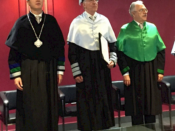 Rector UPAEP, Emilio Baños (izquierda), profesor Rafael Vicuña, y el presidente de la Junta Directiva de la UPAEP, Juan José Rodríguez,  en la Ceremonia de Investidura del Doctorado Honoris Causa, en la ciudad de Puebla, México.