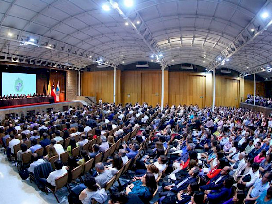 Presencia de cerca de 1.500 padres y apoderados, además de las principales autoridades de la universidad.