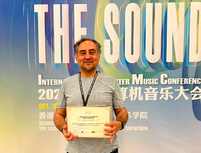 El profesor Rodrigo Cádiz recibiendo el reconocimiento al mejor paper de la Conferencia Internacional de Música Computacional. 