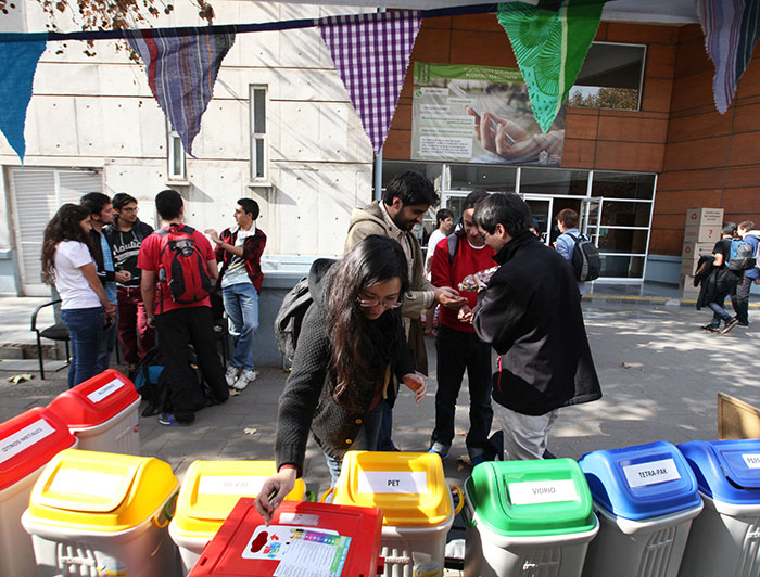 A group of students recycling at Campus San Joaquin.