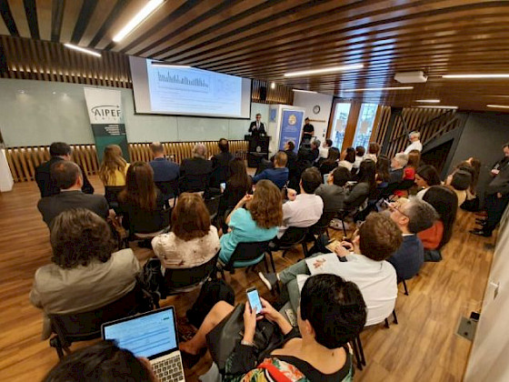 Economista y académico Mario Marcel, presentando el nuevo diplomado en Periodismo Económico de la Facultad de Comunicaciones.