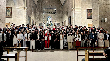 Personas de pie dentro de la Iglesia