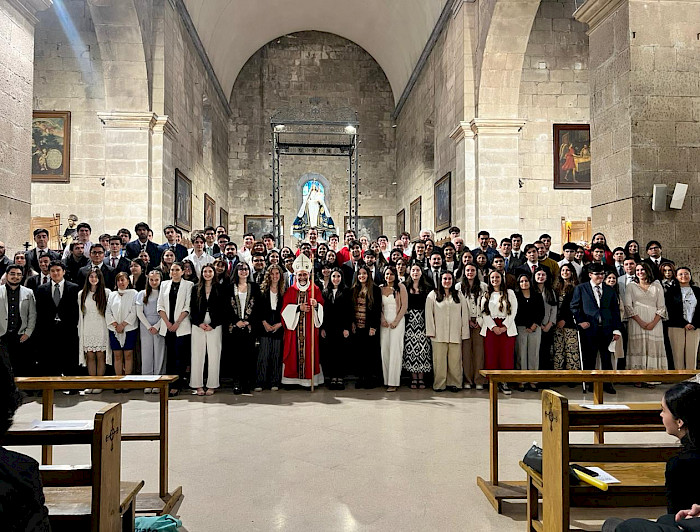 Personas de pie dentro de la Iglesia