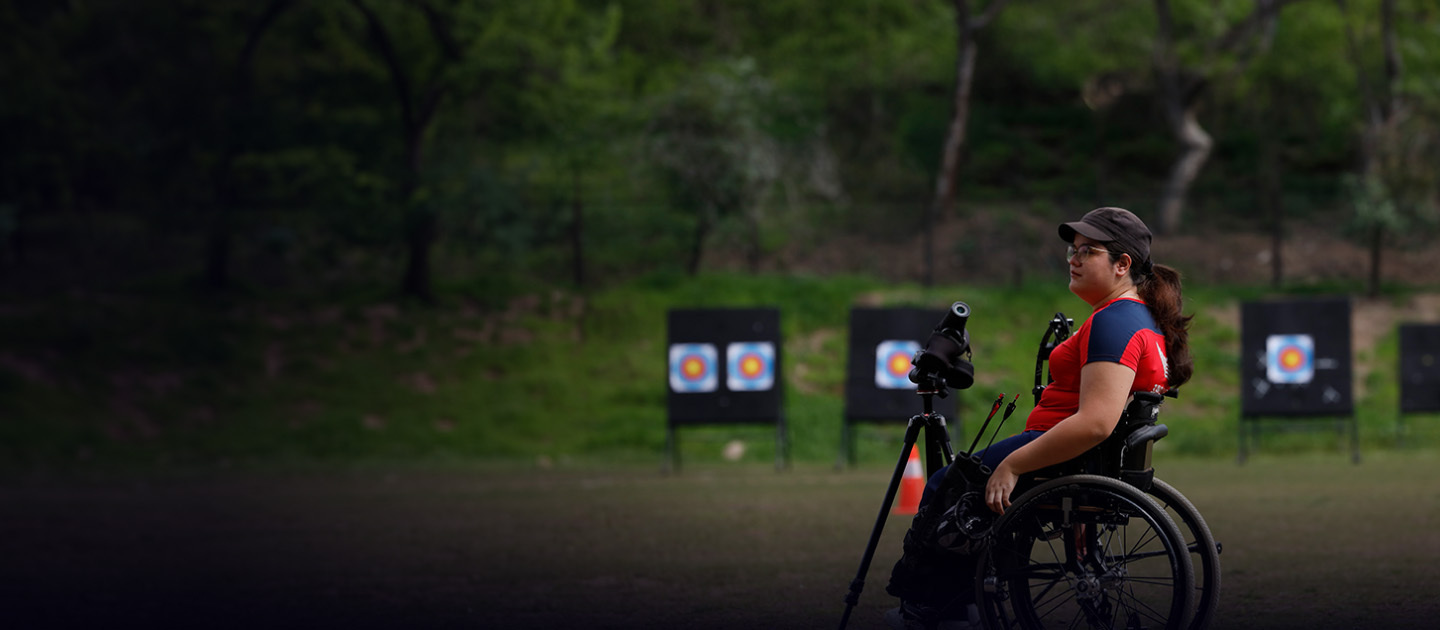 La deportista Mariana Zúñiga en su silla de ruedas durante una de sus prácticas de tiro con arco.