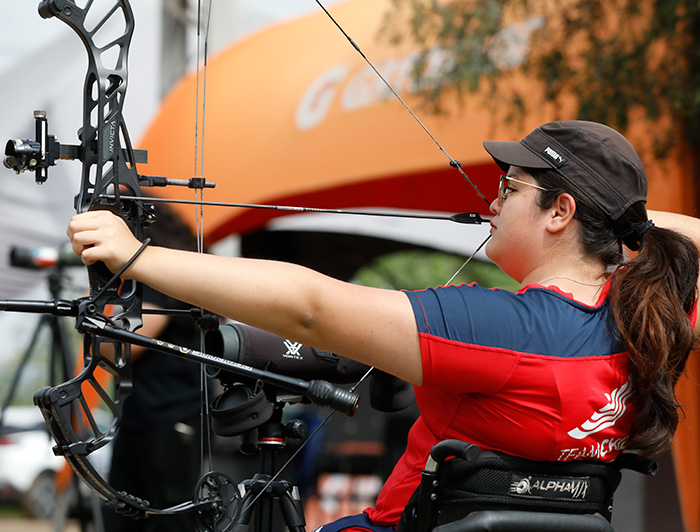 Mariana Zúñiga durante la prueba de tiro con arco, usando su camiseta del Team Chile. 