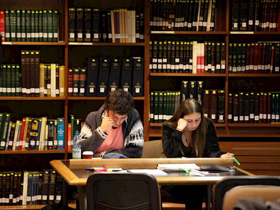 Estudiantes en Biblioteca