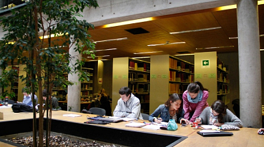 Estudiantes fuera de la Biblioteca UC