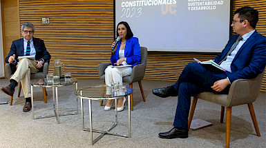 Expositores sentados en un set durante uno de los encuentros del Ciclo de Debates Constitucionales UC 2023.