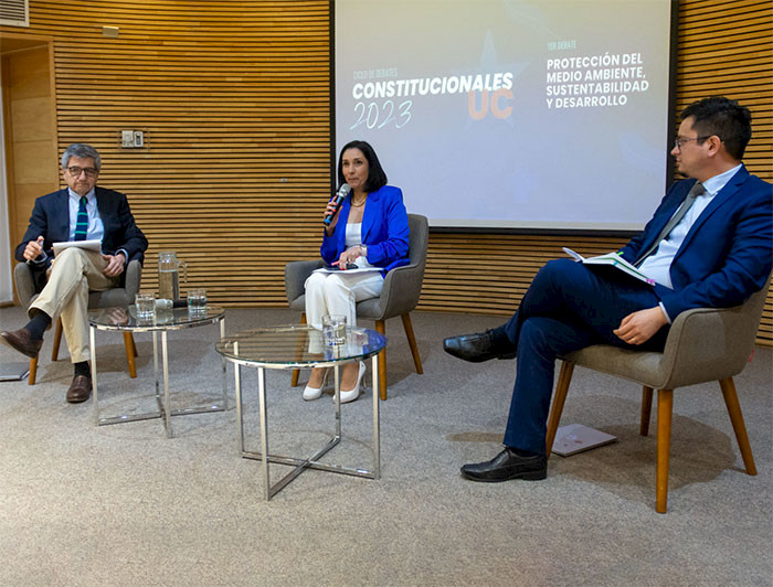 Expositores sentados en un set durante uno de los encuentros del Ciclo de Debates Constitucionales UC 2023.