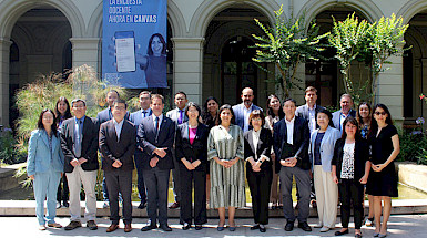 Delegación de investigadores de la Universidad de Tsinghua junto a académicos y autoridades de la UC en Casa Central. (Crédito fotográfico: Pía Billa)