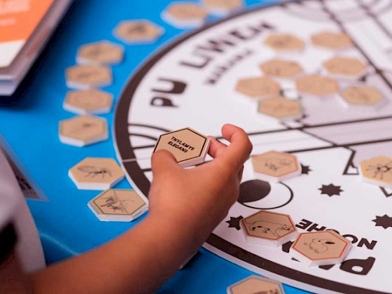 Niño manipulando juego educativo con fichas