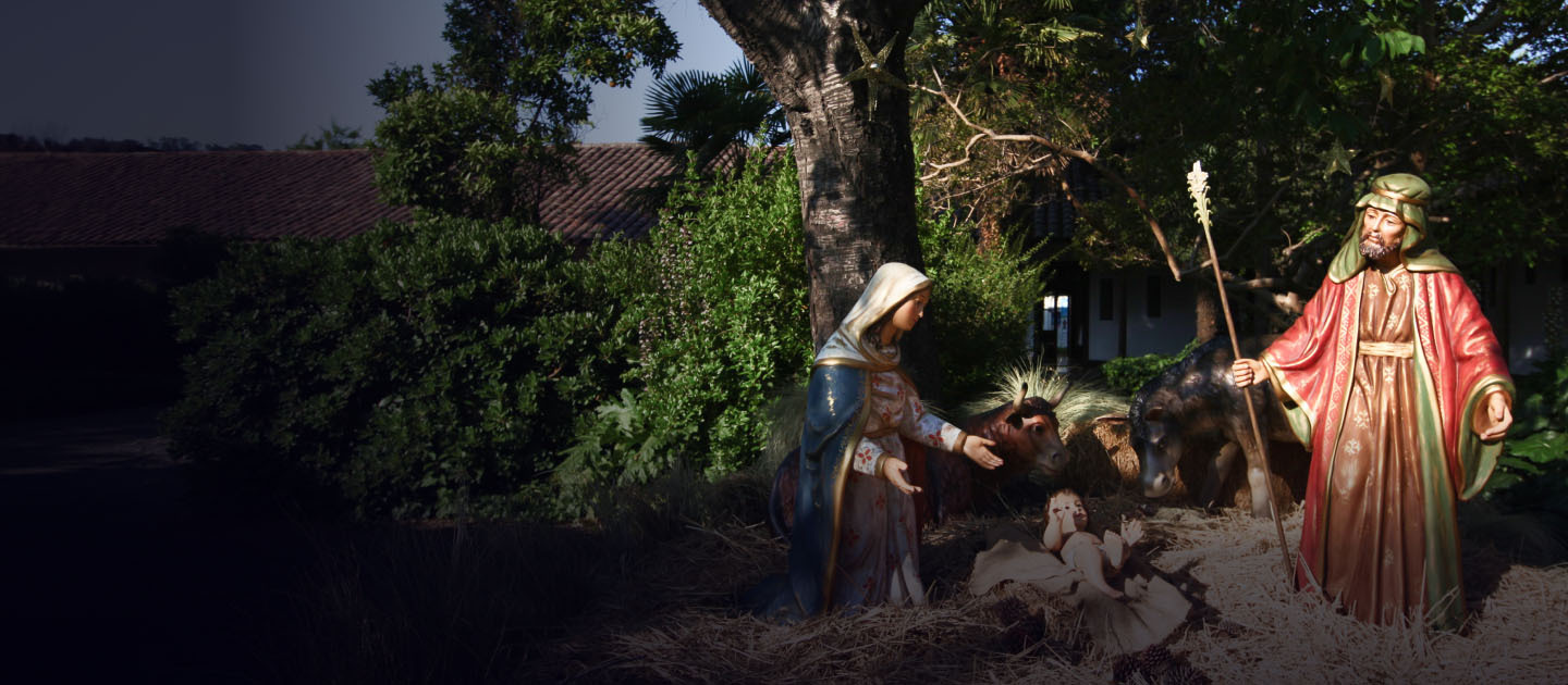 Pesebre donde aparecen las figuras de José, María y Jesús, en el patio del Campus Lo Contador UC.