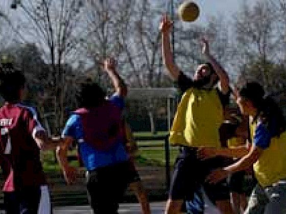 Deportistas en la UC. El director de Deportes UC,Jorge Silva, destacó que el 96% de los deportistas que ingresan a la universidad son buenos alumnos y tienen un alto rendimiento en sus carreras, tanto universitarias como deportivas.