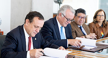Firman el documento el rector UC  Ignacio Sánchez (izq) y el rector del Duoc UC Carlos Díaz. Foto Dirección de Comunicaciones