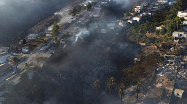 Cerro de Viña del Mar donde se ven las casas y vegetación en medio del humo del incendio que lo afectó en diciembre de 2022.