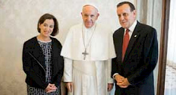 Papa Francisco y el Rector Ignacio Sánchez junto a su señora, la doctora Salesa Barja, fueron recibidos en audiencia privada en el Vaticano.
