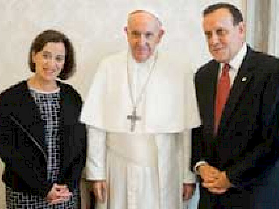 Papa Francisco y el Rector Ignacio Sánchez junto a su señora, la doctora Salesa Barja, fueron recibidos en audiencia privada en el Vaticano.