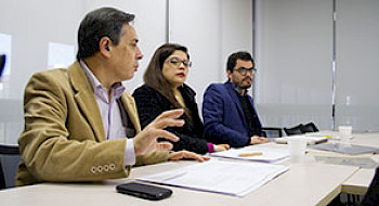 Claudio Rolle (UC), Karen Célis (Usach) y Rafael Gaune (UC) en un seminario que abordó la temática del dolor, anterior a la publicación del libro.