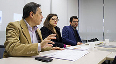 Claudio Rolle (UC), Karen Célis (Usach) y Rafael Gaune (UC) en un seminario que abordó la temática del dolor, anterior a la publicación del libro.