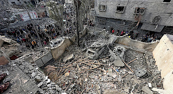 Los palestinos inspeccionan el lugar de un ataque israelí contra una casa, en medio del conflicto en curso entre Israel y el grupo islamista palestino Hamas, en Jabalia, en el norte de la Franja de Gaza, el 3 de enero de 2024. REUTERS/Emad Gabón IMÁGENES TPX DEL DÍA