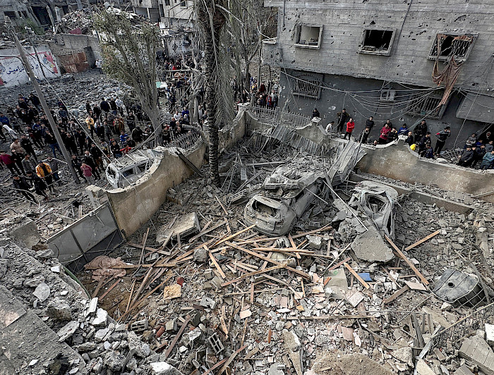 Los palestinos inspeccionan el lugar de un ataque israelí contra una casa, en medio del conflicto en curso entre Israel y el grupo islamista palestino Hamas, en Jabalia, en el norte de la Franja de Gaza, el 3 de enero de 2024. REUTERS/Emad Gabón IMÁGENES TPX DEL DÍA