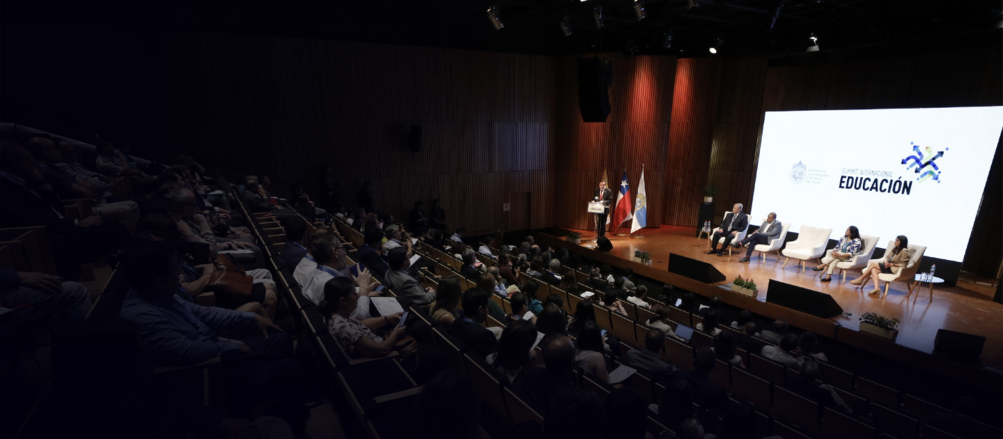 Inauguración Summit Internacional de Educación UC, se observa el público y el escenario donde se encuentran los panelistas.