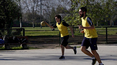 Estudiantes, realizando deporte en la UC