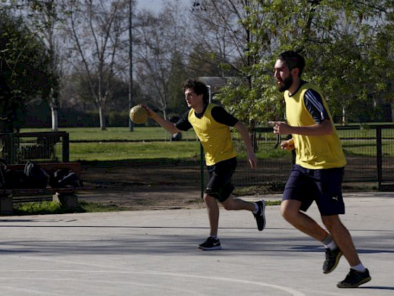 Estudiantes, realizando deporte en la UC