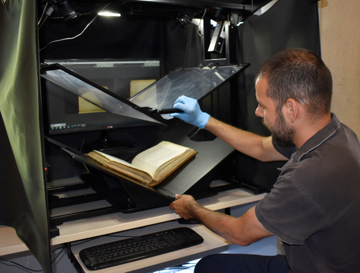 imagen correspondiente a la noticia: "Crean Laboratorio de Patrimonio Documental y Humanidades Digitales UC"