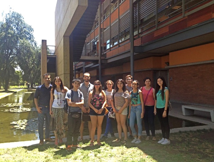 Grupo de jóvenes pertenecientes a la primera generación del programa PACE UC, en el Campus San Joaquín. 
