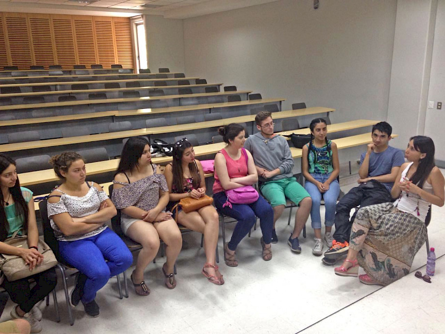 Jóvenes participantes del Programa PACE UC sentados en círculo en una sala de clases. 