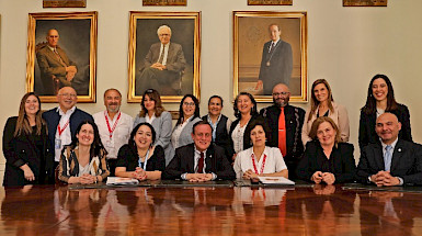 Equipos que participaron en la firma de convenios de sindicatos, en el Comedor de Rectoría de la UC.