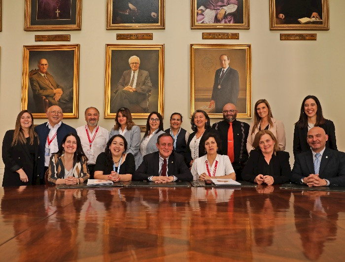 Equipos que participaron en la firma de convenios de sindicatos, en el Comedor de Rectoría de la UC.