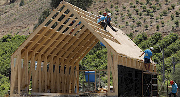 Personas construyendo una capilla